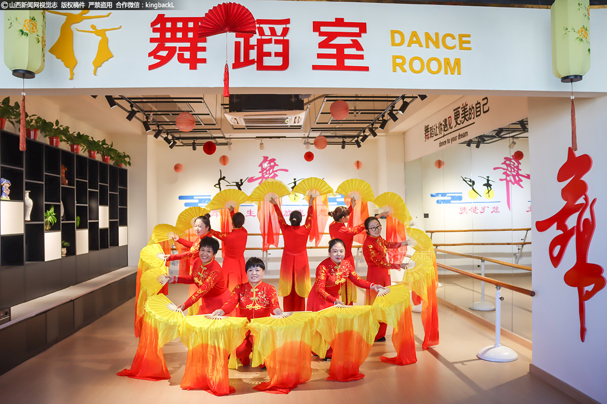      不久，从食堂一旁的舞蹈厅传来了悠扬的音乐声，原来社区的舞蹈队已经开始排练节目了。音乐与笑声交织在一起，构成了一幅和谐美好的画面。