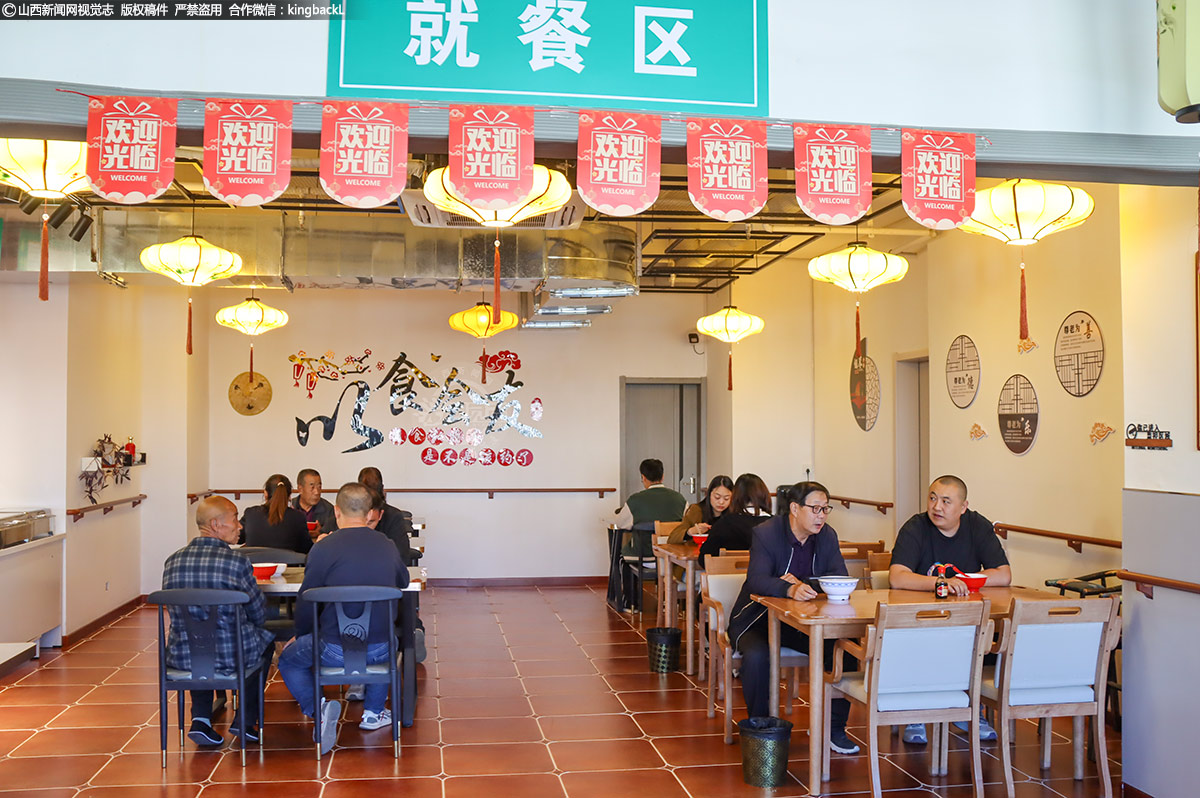     10月10日，正值午饭时间，阳城县凤城镇小窑头社区内，一处名为康养综合服务中心的地方显得格外热闹。社区食堂内，阵阵饭菜香扑鼻而来，各类地方特色小吃琳琅满目：金黄酥脆的油炸角、香气扑鼻的油个垛、鲜嫩可口的韭饼、松软暖胃的烧馍馍……居民们有序地在食堂窗口打好饭菜，三五成群围坐在一起，品尝着美味佳肴，同时唠着家常，气氛温馨而融洽。（■本期摄影：陈来全 赵素芳）