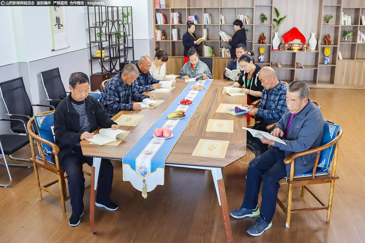      据了解，小窑头社区康养综合服务中心是山西省扶持的社区养老幸福工程之一，于近日正式投入运营。该中心内设社区食堂、茶歇区、舞蹈室、康复室、淋浴室、书画室、音乐室、棋牌室、休息室等多个功能区，可以全面满足老年人居家养老服务需求。