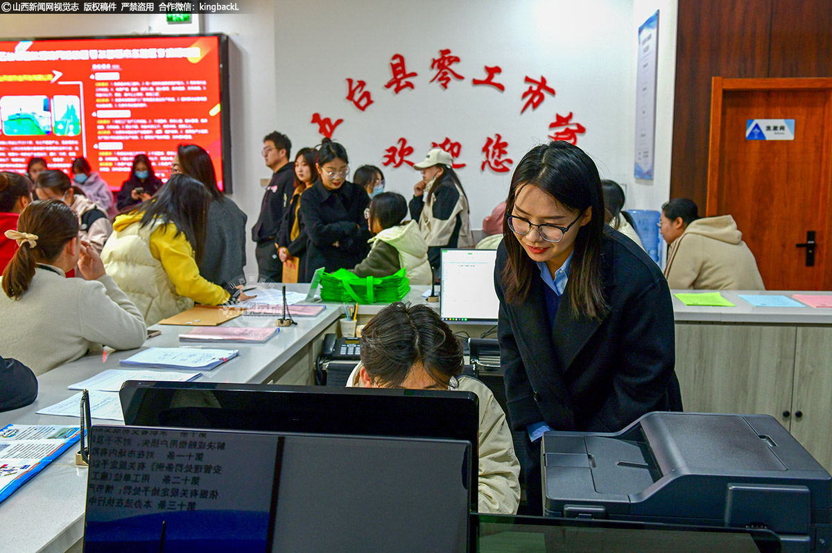      五台县，作为山西省内积极推动零工市场服务创新的典范，正以前所未有的力度，为求职人员和用工单位搭建起一座坚实的供需对接桥梁。通过构建高效、便捷的灵活就业服务平台，五台县不仅有效解决了零工群体“站马路”找工作的困境，更为区域经济的稳定发展注入了新的活力。（■山西新闻网特约摄影师：卢俊华）