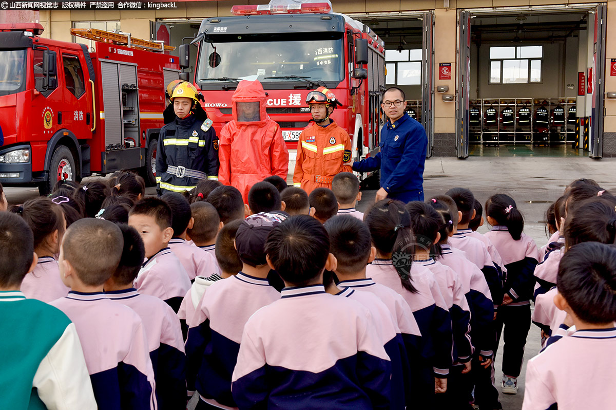      在消防官兵的详细讲解下，孩子们不仅了解了消防车的种类、功能以及不同消防器材的用途，还亲眼目睹了消防员们迅速穿戴消防服、连接水带、操作云梯等专业技能的演示。