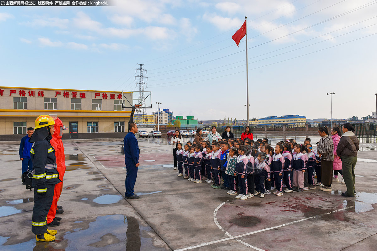      此次机关幼儿园大班师生走进榆社县消防大队的社会实践活动圆满落幕。它不仅为孩子们提供了一次宝贵的学习机会，更为他们种下了一颗颗消防安全的种子。