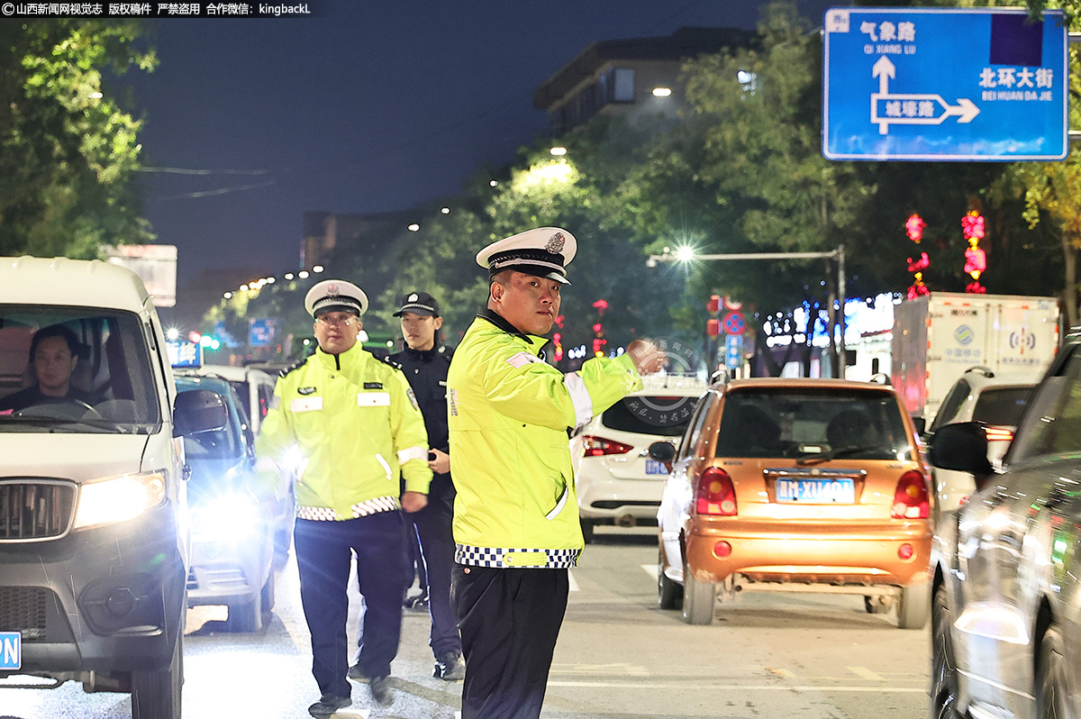      夜幕降临，西街实验小学的校门口却灯火通明。在放学和下班的高峰时段，新绛县公安交警和龙兴派出所的民警们携手护学岗家长，共同维护着校园周边的交通安全。他们耐心地指挥着过往车辆，引导学生们有序通过斑马线，确保每个学生都能安全回家。