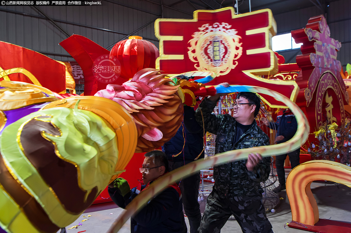      从传统的纸糊花灯到集声、光、电为一体的现代新型花灯，花灯产业已经成为了庆丰祥彩灯厂的特色产业，一盏盏花灯，照亮了彩灯厂产业发展之路。图为匠人在为悟空花灯组装。