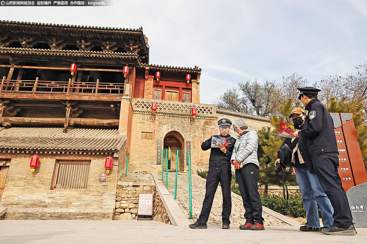      在泉掌白台寺景区，民警们也正在为前来观光的游客们普及宪法知识。他们站在景区的显眼位置，手持宪法宣传册，向过往的游客发放，并用通俗易懂的语言为他们讲解宪法的重要性和意义。