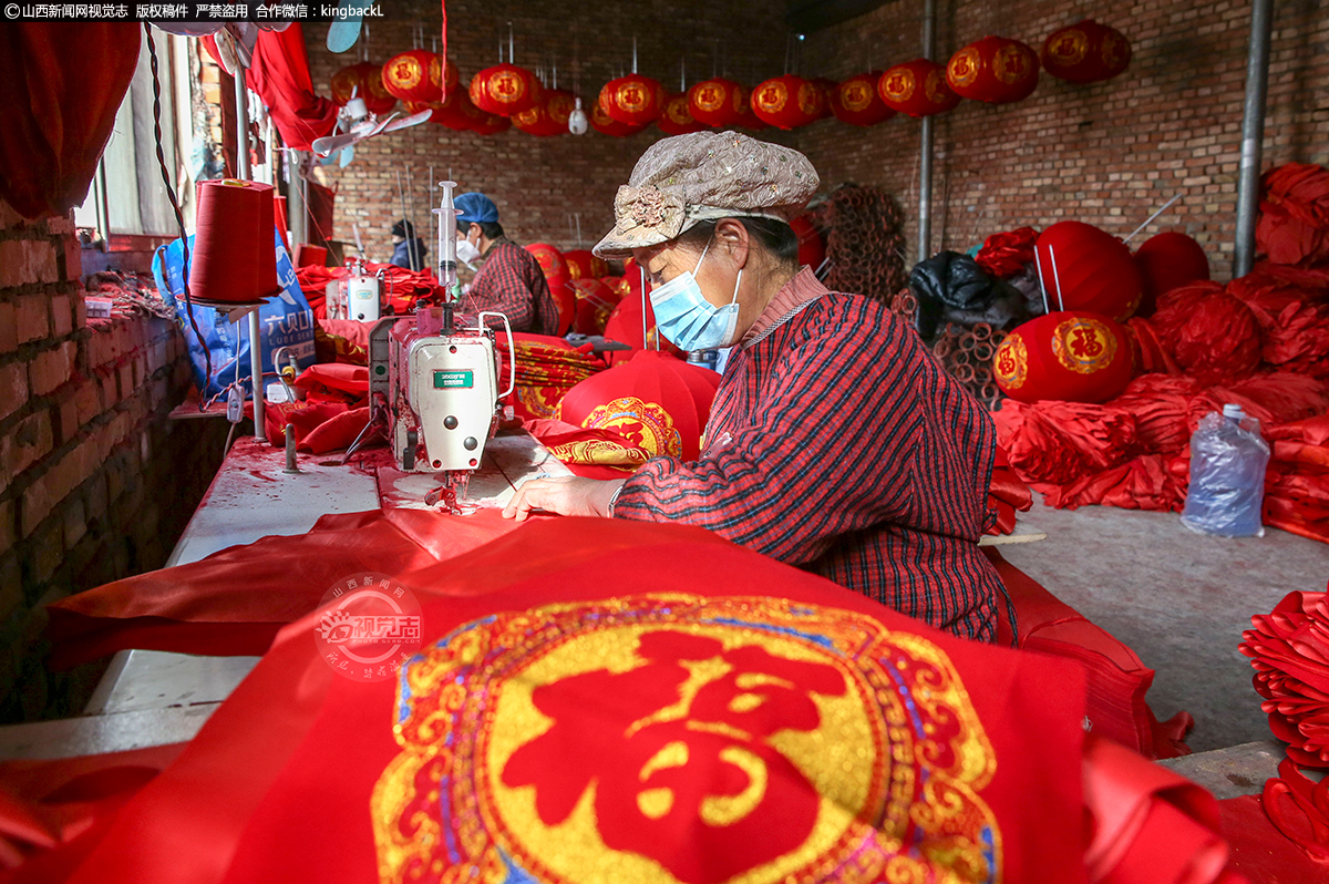      在制作灯笼的过程中，工人们首先进行的是裁剪工序。他们根据设计好的图纸，用专业的裁剪刀将红纸裁剪成相应的形状和大小。