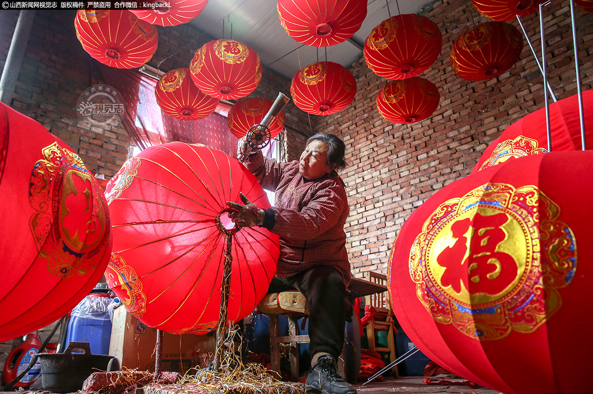      杨赵村灯笼加工都是纯手工制作，穿钢丝、印图案、缝灯面、套灯架、拉金条……工人们熟练地操作着每一个工艺流程，每一个环节都一丝不苟。