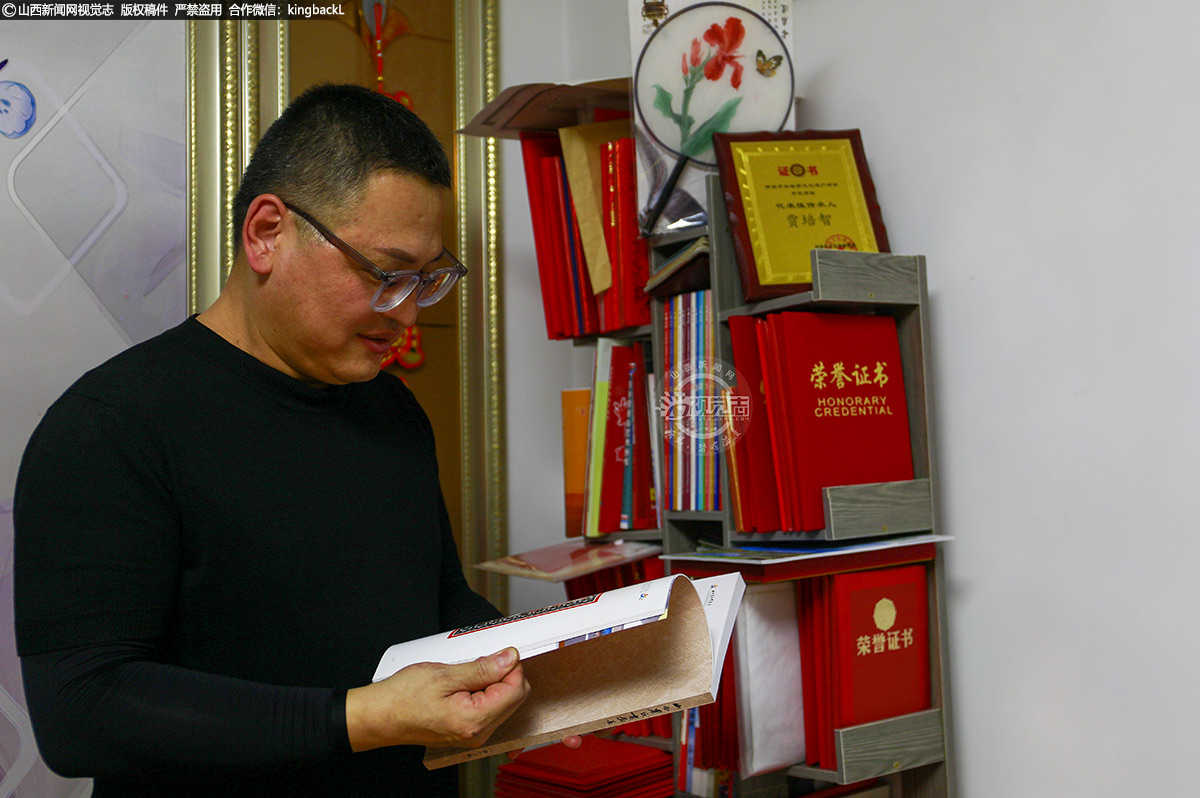      他的作品在全国剪纸大赛中屡获殊荣，甚至走向了世界舞台，让更多人领略到了中国剪纸艺术的魅力。