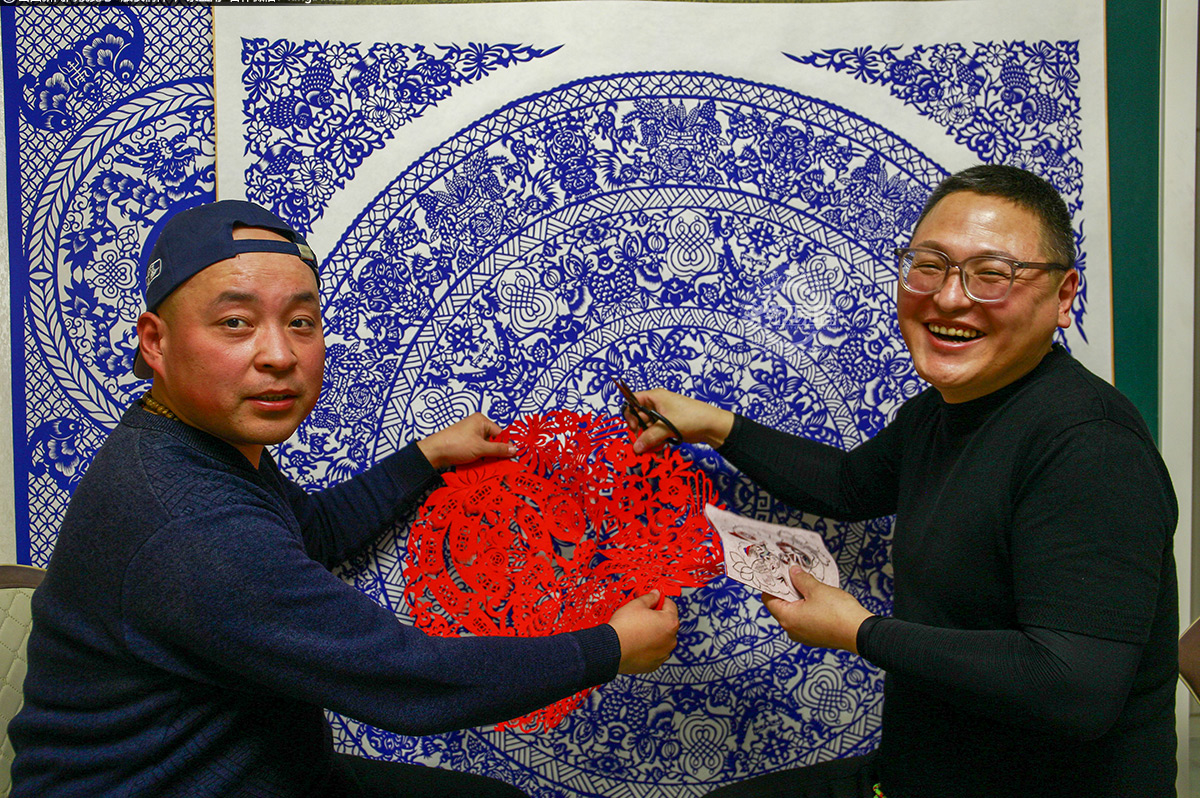      作为80后的贾培智，自小便与剪纸结下了不解之缘。他出生在阳泉市平定县石门口乡大石门村，小时候住在窑洞里，窗户都是用纸糊的。