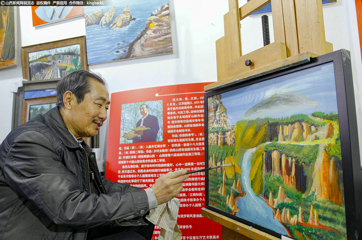      在山西阳泉，有这样一位农民画家，他以画笔为犁，在油画的广阔天地里默默耕耘，最终绽放出属于自己的绚烂光彩。他，就是范大荣，阳泉首位在国家最高美术殿堂——中国美术馆举办个展的农民画家。（山西新闻网特约摄影师：杜爱清）