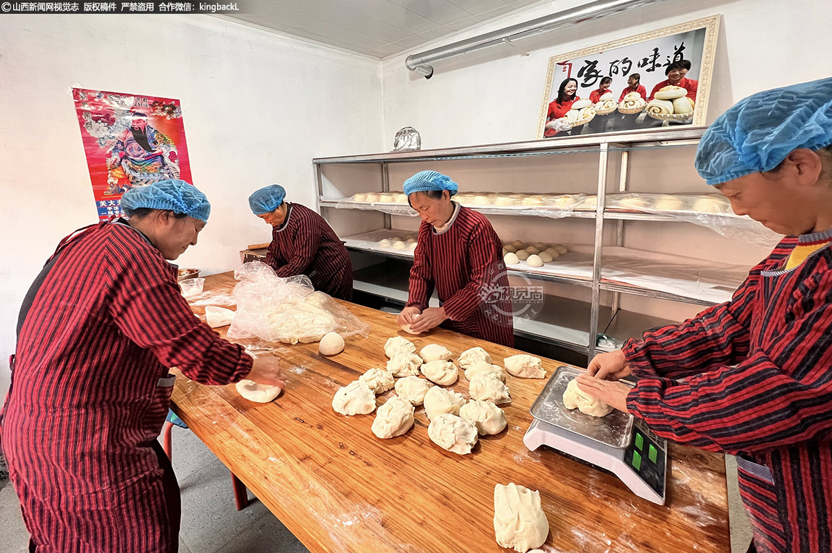      在鸿佳庄园，油窝窝的制作过程充满了传统与匠心。大嫂们用双手揉捏面团，每一个动作都显得那么自然、流畅。她们说，这是祖辈传下来的手艺，必须用心去做，才能做出真正的油窝窝。