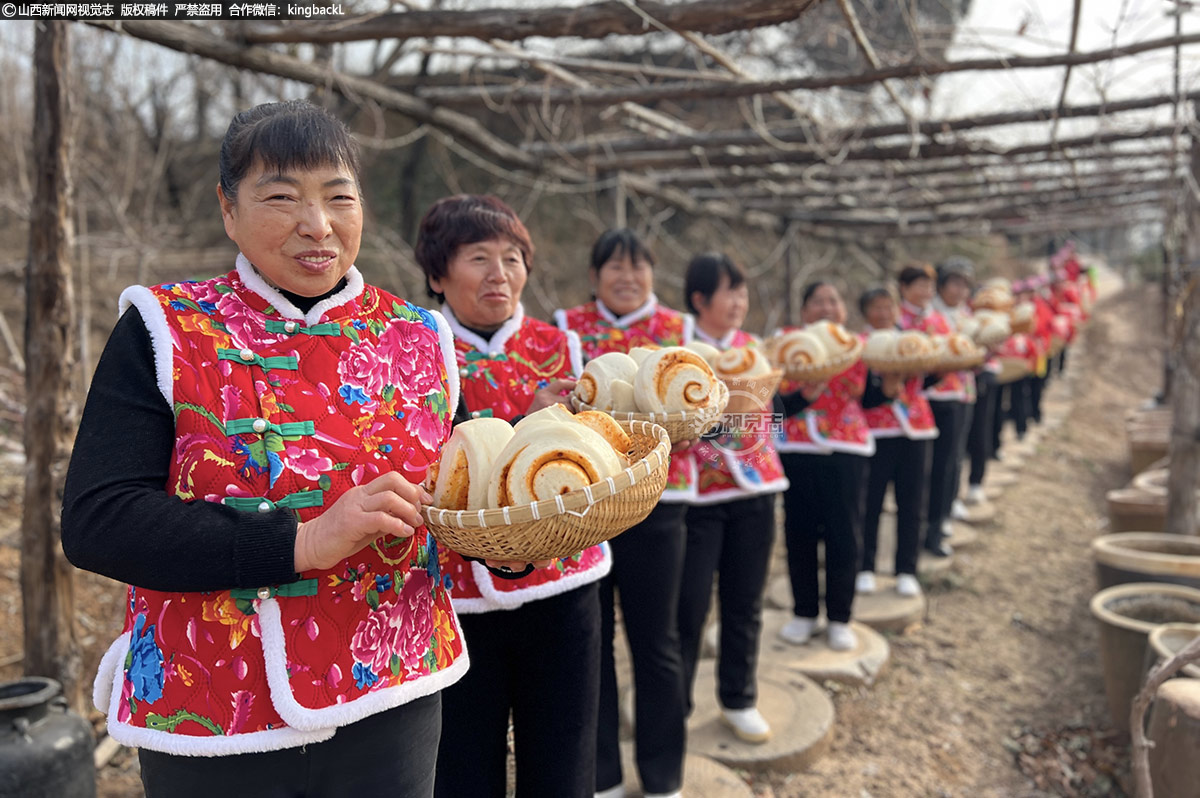      如今，鸿佳庄园的油窝窝已经远销全国各地。这不仅为当地村民解决了农产品销路的问题，也为他们提供了更多的就业岗位。许多村民在这里找到了工作，通过自己的双手实现了增收致富的梦想。