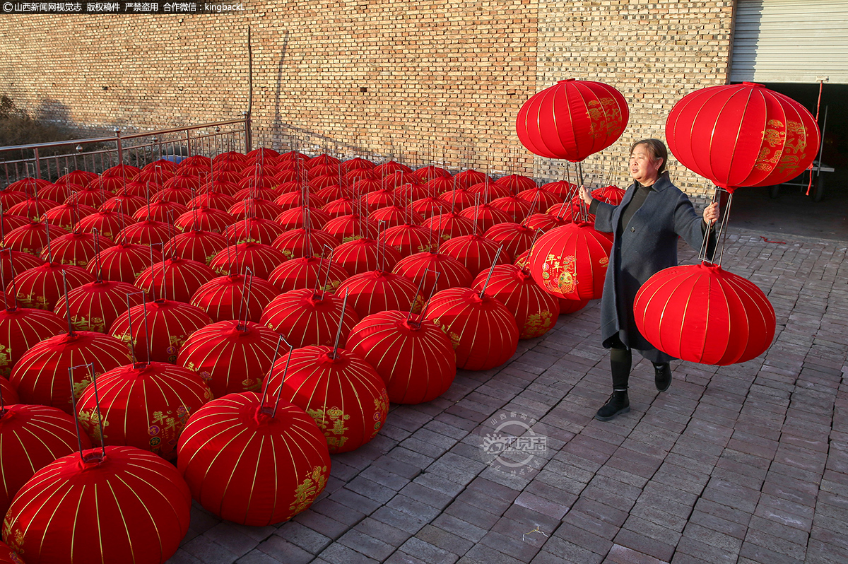      一盏盏红灯笼，营造出了吉祥喜庆的浓浓“年味”，也带动了村民在家门口就业增收，助力乡村振兴。