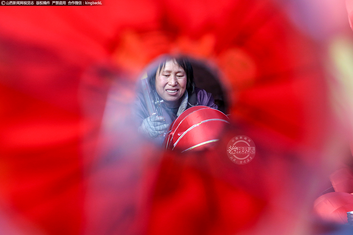      一串串火红的灯笼在为人们送去新春祝福的同时，也成为当地不少村民的“致富灯”。