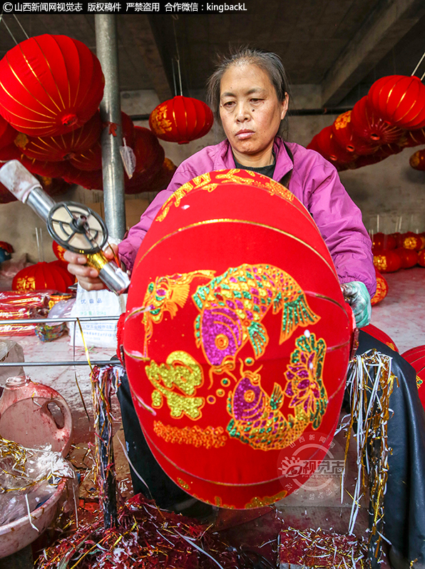      在中国人眼中，红灯笼象征着阖家团圆、事业兴旺、红红火火，灯笼作为一种传统的民间工艺品，在中华民族悠久的历史中扮演着不可替代的角色。