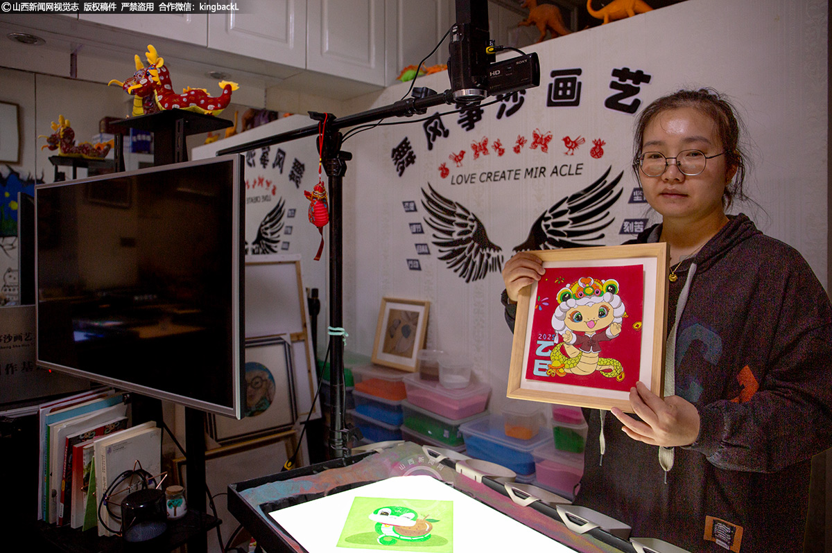      2015年，武丰珍成立了自己的个人沙画工作室，将全部精力投入到沙画创作中。