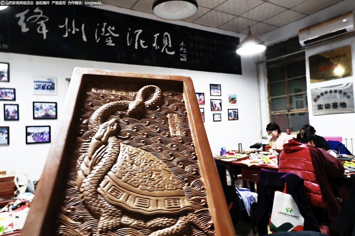     在他们的共同努力下，这批珍贵的蛇年生肖系列澄泥砚得以顺利出炉并迎接新年的到来。