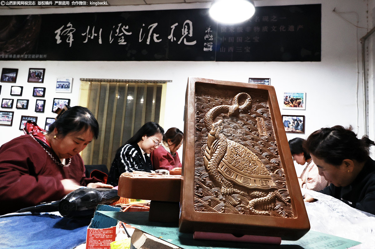      生产基地内还有其他众多制砚工艺师在紧锣密鼓地修饰着蛇年系列生肖砚。他们分工明确、各司其职，有的负责精雕细节、有的负责打磨抛光、还有的负责码放整理。
