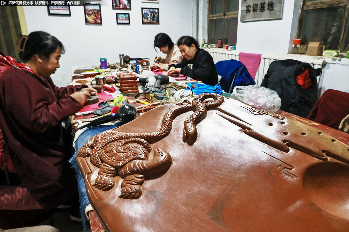     在生产基地内，制砚大师和工艺师们正加班加点地精雕细修这些珍贵的蛇年生肖砚。他们手持刻刀，一丝不苟地在砚台上勾勒线条、雕琢细节，每一个动作都透露出对传统文化的敬畏与热爱。