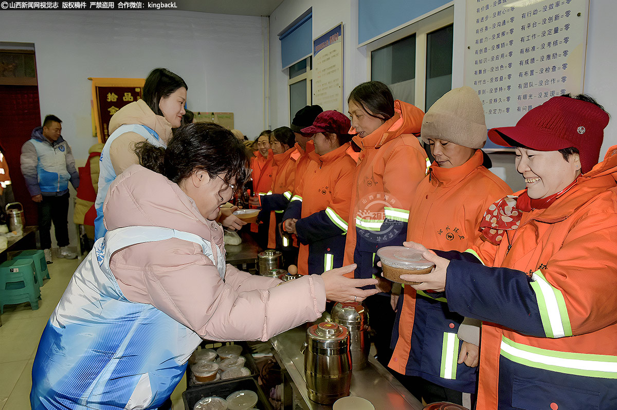      志愿者们将一碗碗热粥递到他们手中，环卫工人们脸上露出了质朴而温暖的笑容，仿佛所有的疲惫都在这一刻烟消云散。