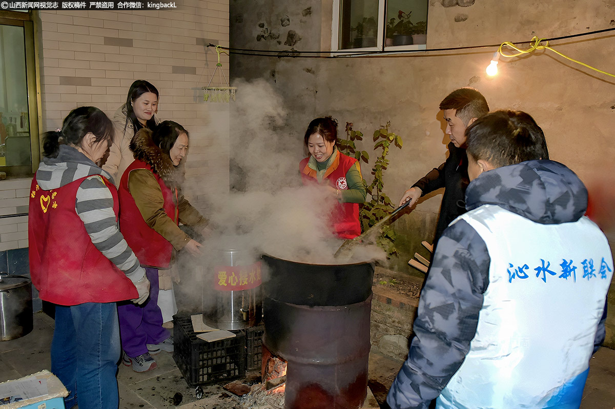      在食材备齐后，志愿者们便开始了通宵达旦的熬制工作。锅灶旁，他们的身影忙碌而有序，火光映照下专注的面庞显得格外动人。随着阵阵粥香在空气中弥漫开来，现场都被这份温情所包围。