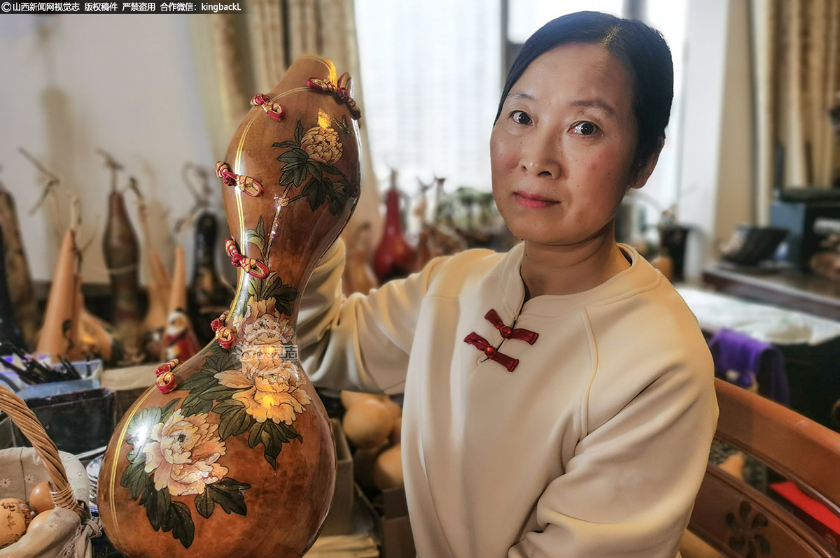      张建维夫妇热爱民间艺术，对葫芦技艺有着深厚的感情。他们不断探索创新，将艺术之美融入美好生活，至今已创作出各种葫芦手工艺品1000多件。