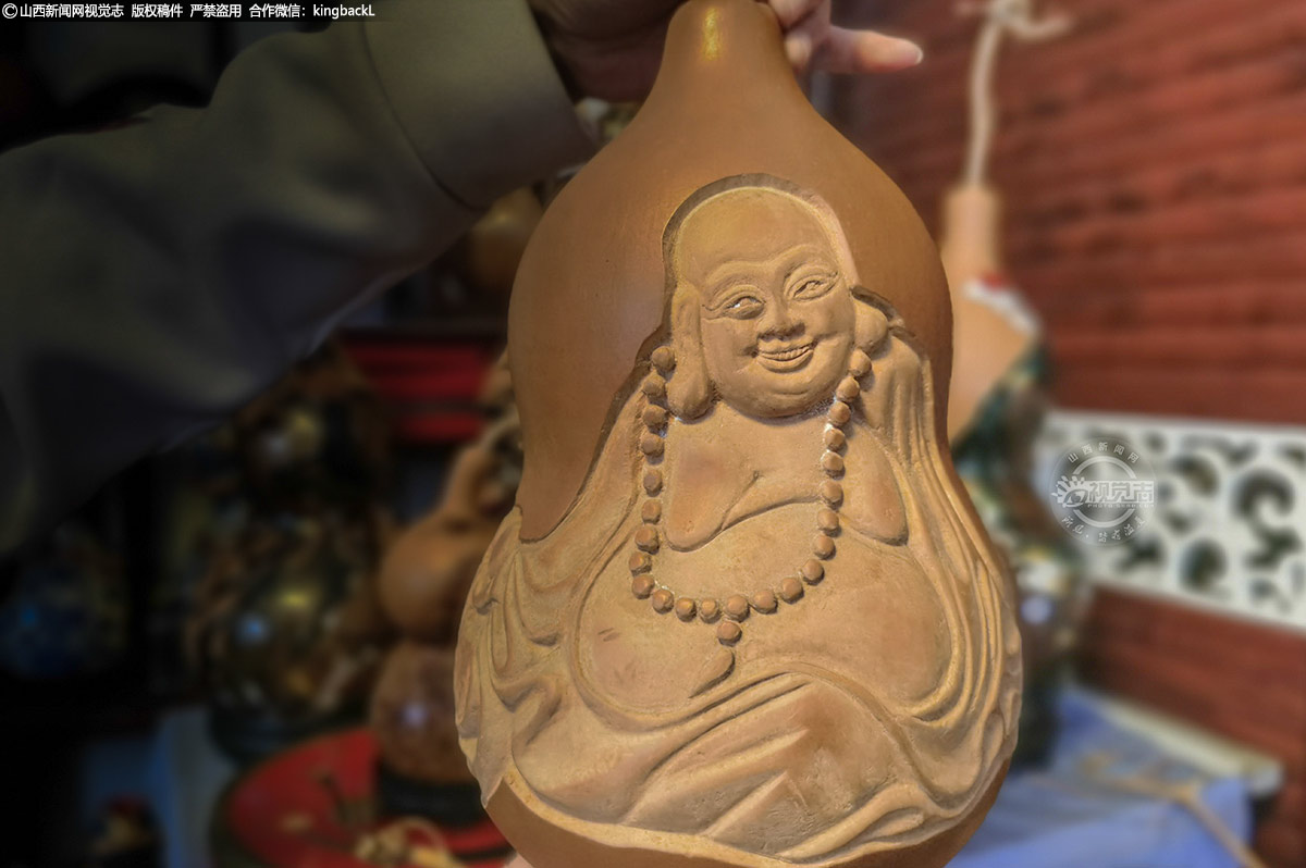      他们的作品不仅保留了传统葫芦雕画的精美与细致，更在立体感和生动性上取得了突破，展现出不拘一格的艺术魅力。
