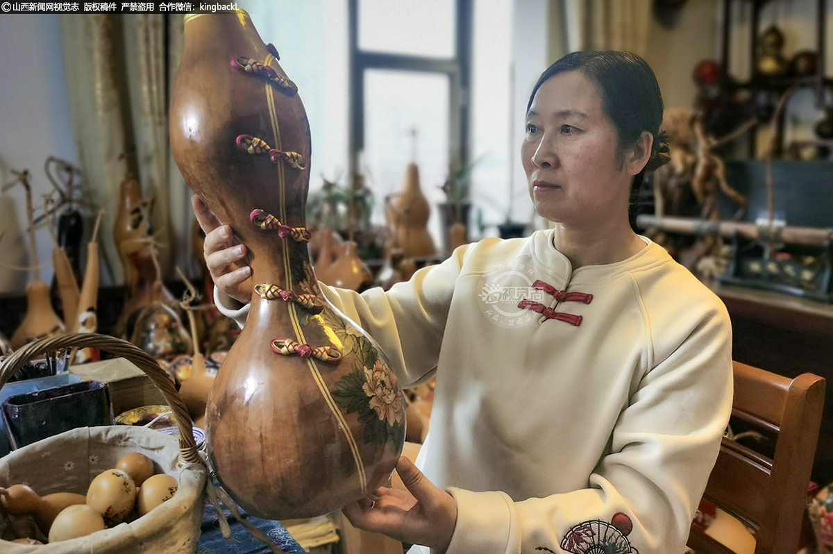      多年来，他们利用业余时间潜心钻研葫芦画艺术，将传统国画与烙画工艺、掐丝珐琅工艺、仿古堆漆工艺等巧妙结合，形成了独具特色的葫芦画艺术风格。