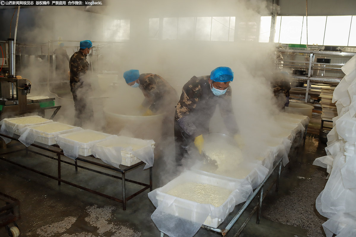      为了实现这一目标，众源豆制品加工厂巧妙地将现代科技优势与传统制作工艺相结合，从黄豆的挑选到豆腐的制作，每一个环节都严格把关，确保产品质量。