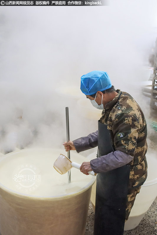      深受广大消费者的喜爱与信赖，众源豆制品已成为许多家庭餐桌上的“常客”。在春节这个传统节日里，众源豆制品更是为家家户户增添了一抹浓郁的豆香温情。