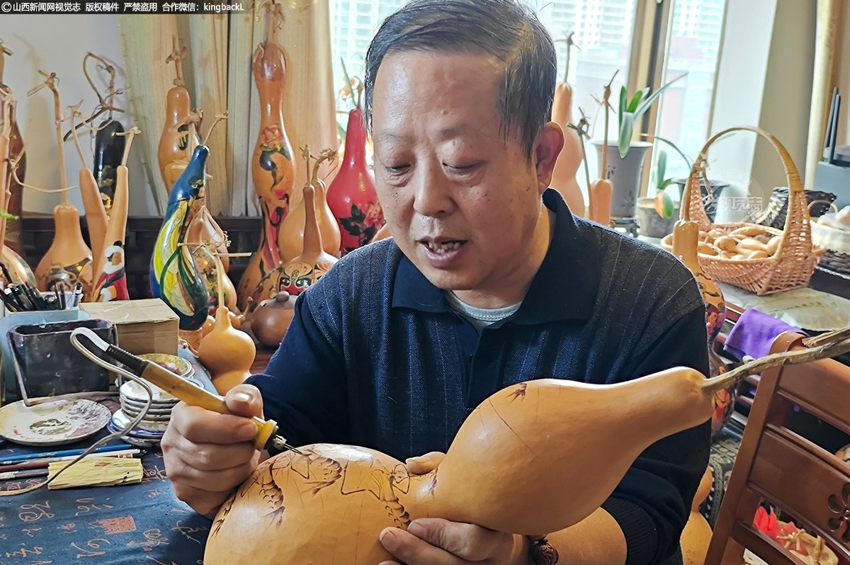      此外，烙画葫芦也是他们的一大特色，通过烙笔在葫芦上绘制出各种图案，既有传统韵味又不失现代感。
