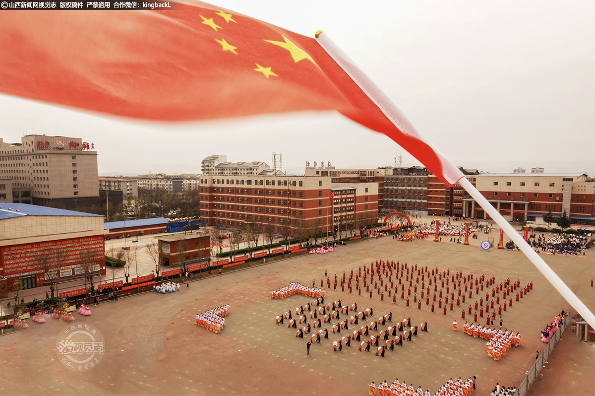      3月29日，在运城市新绛县，一场充满青春活力与文化魅力的城乡校园文化艺术节迎春绽放。海泉学校作为活动的重要阵地，为期三天的第七届校园文化艺术节盛大开幕，数千名中学生和老师齐聚一堂，在丰富多彩的活动中传承弘扬传统民俗文化，展现现代艺术风采，绽放青春梦想。(■本期摄影：高新生)