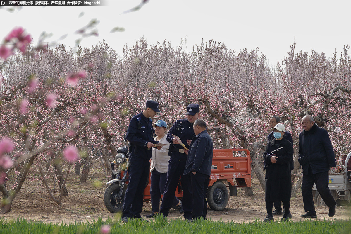      除了维护治安，民警们还积极向前来观光的桃农和游客宣传防诈防骗知识。他们耐心细致地讲解防骗技巧，提醒大家提高警惕，守好自己的“钱袋子”。