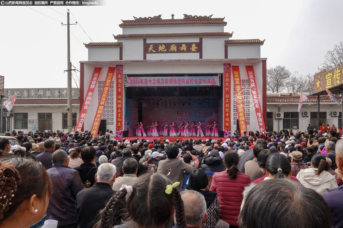      3月31日，农历蛇年“三月三”，山西省运城市新绛县万安镇天地庙村迎来了一年一度的桃花盛会——第12届桃花观光交流会。以“桃花灼灼·相约万安”为主题，这场融合了民俗文化与农业旅游的盛事，在华北最大的油桃产供销+出口基地之一拉开帷幕，吸引了众多桃农、游客、志愿者和摄影爱好者前来共襄盛举。（■本期摄影：高新生）