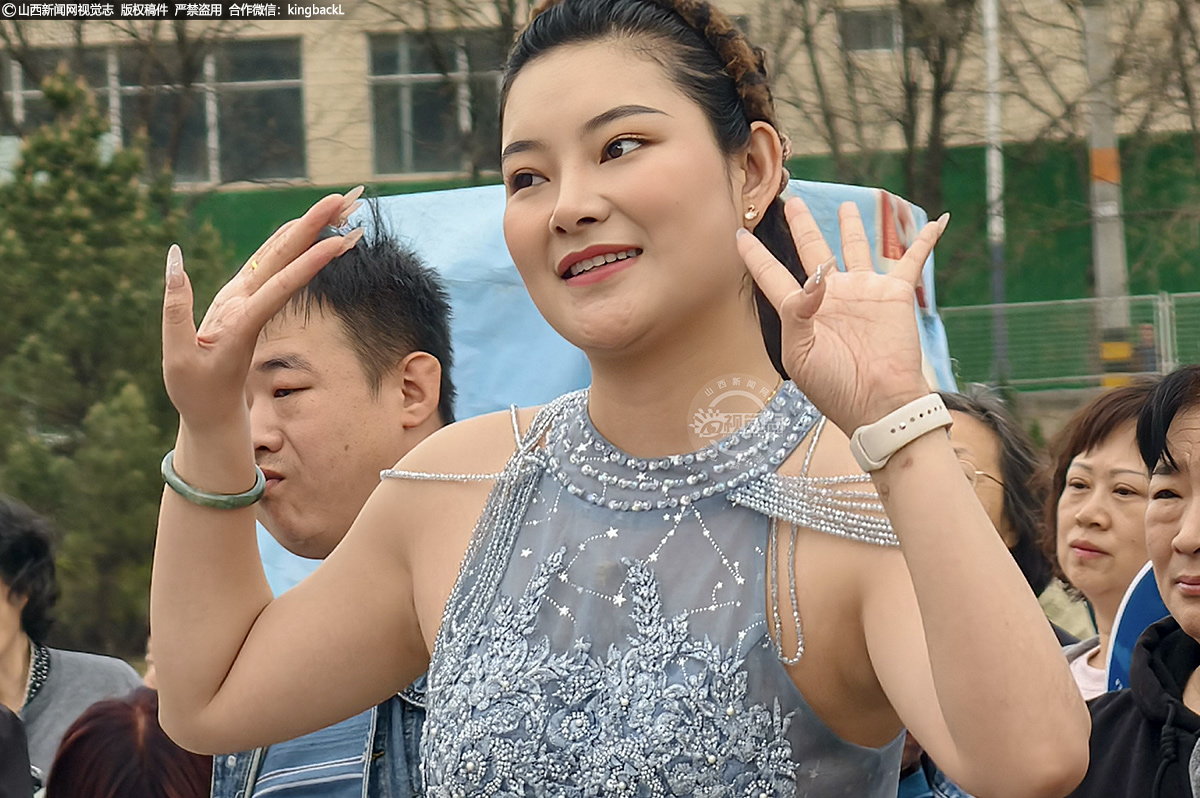      听不到音乐的她们，凭借台下老师的手势指引以及长期训练形成的默契，用轻盈灵动的舞姿，将孔雀的美丽与灵动演绎得栩栩如生。