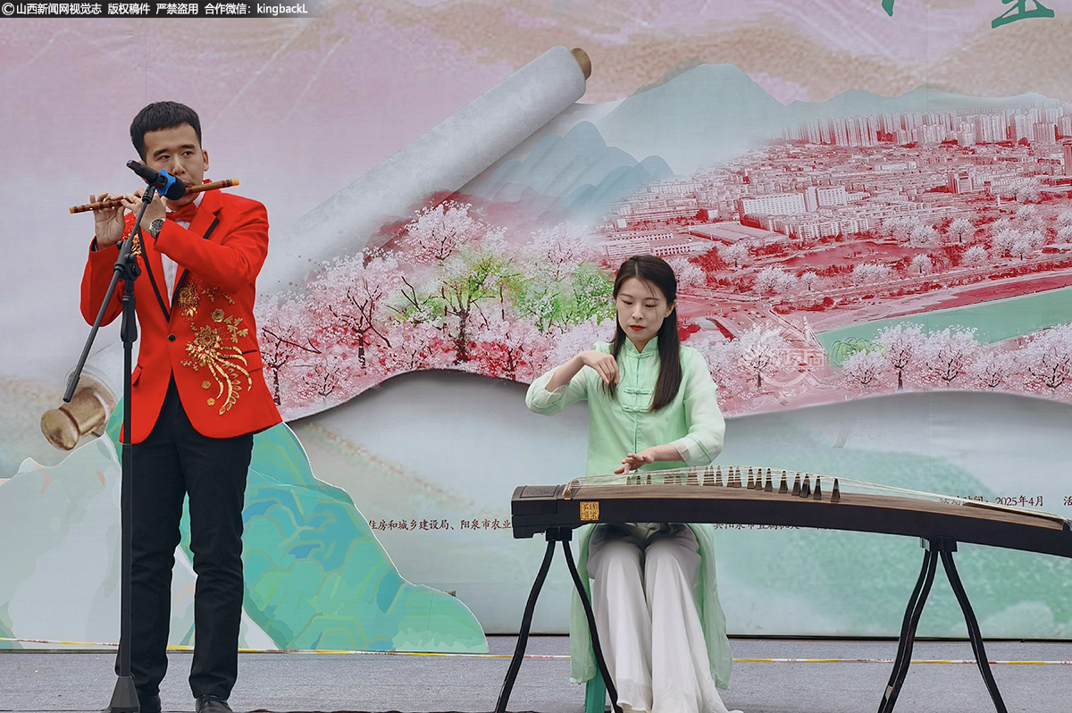      随后，歌伴舞、古筝独奏、器乐合奏等节目相继上演，充分展现了艺术团多样的艺术风格。