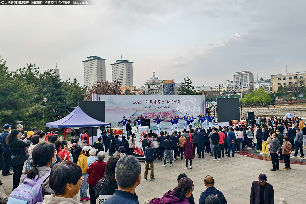      4月9日下午，阳泉市“十里桃花映山城”——2025年“阳泉消费季”桃河市集主会场人声鼎沸、热闹非凡。在这片充满烟火气的市集之中，阳泉市彩梦残疾人艺术团带来的公益专场演出，宛如一道温暖而耀眼的光芒，穿透每一位观众的心灵，现场掌声雷动，不少观众眼中闪烁着感动的泪花。（■山西新闻网特约摄影师：杜爱清）