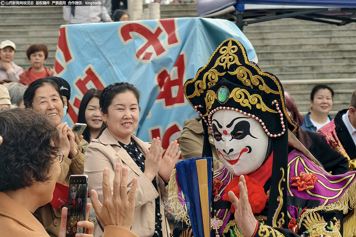      川剧《变脸》更是将演出推向了高潮，演员瞬间变换脸谱，精湛的技艺赢得了现场观众的阵阵欢呼。