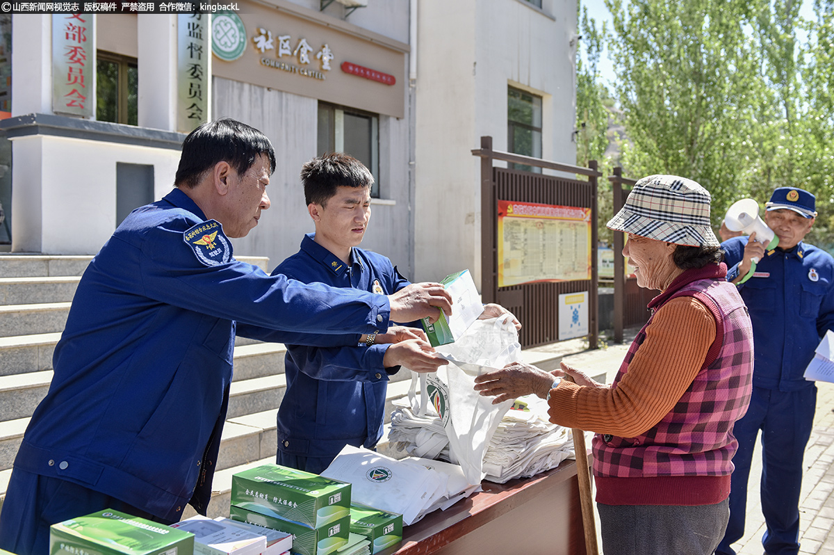      对于回答正确的居民，工作人员还送上小礼品以资鼓励。通过这种互动方式，不仅加深了居民对森林防火知识的理解和记忆，还激发了他们学习森林防火知识的积极性。