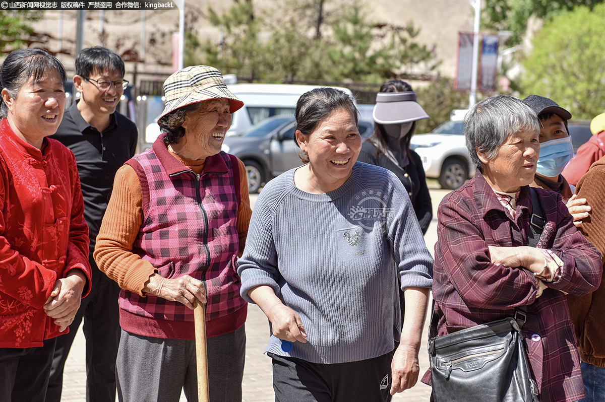      活动现场，形式多样、内容丰富的宣传方式吸引了众多居民驻足参与。