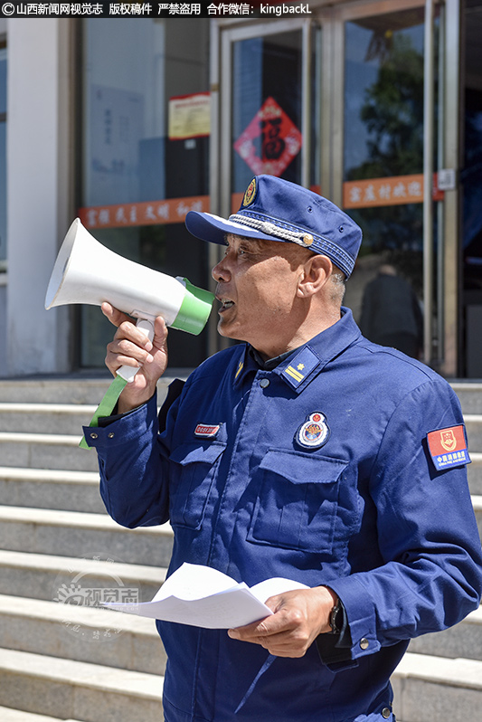      知识科普环节，工作人员用通俗易懂的语言，结合实际案例，深入浅出地讲解了森林火灾的巨大危害。“一场森林大火，不仅会烧毁成片的森林，让无数动植物失去家园，还会造成严重的空气污染，甚至威胁到周边居民的生命财产安全。”工作人员的讲解让居民们深刻认识到森林防火的重要性。