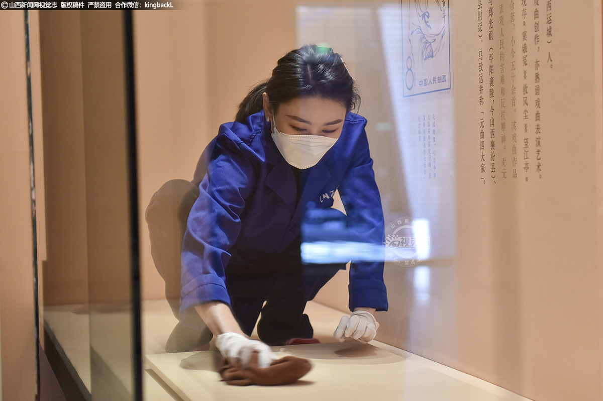      擦拭展柜是筹备工作的重要一环。工作人员手持柔软布料，沿着展柜边缘，一寸一寸仔细擦拭，不遗漏任何一处灰尘，力求为古籍打造一个洁净、适宜的展示环境。