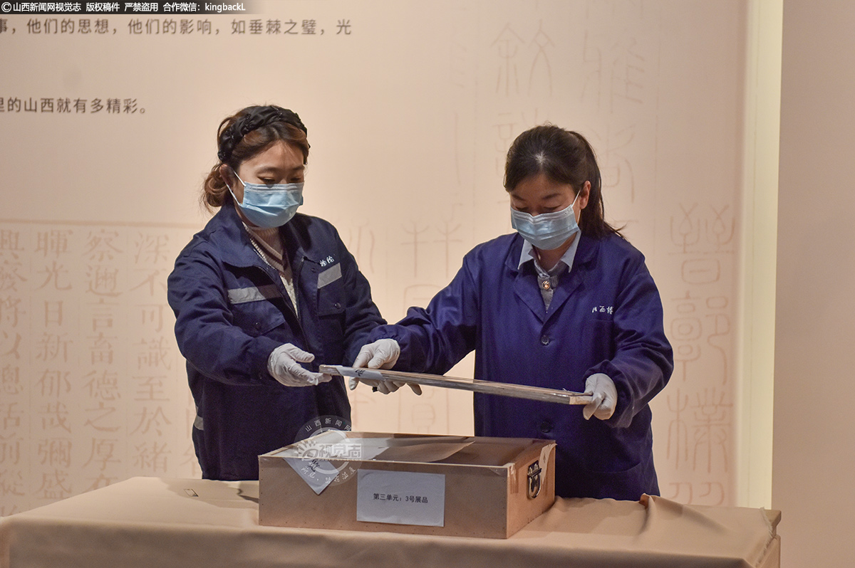      木箱箱盖缓缓开启，包裹严实的古籍轮廓渐显，似是沉睡千年的文明使者，带着岁月故事，即将与世人重逢。