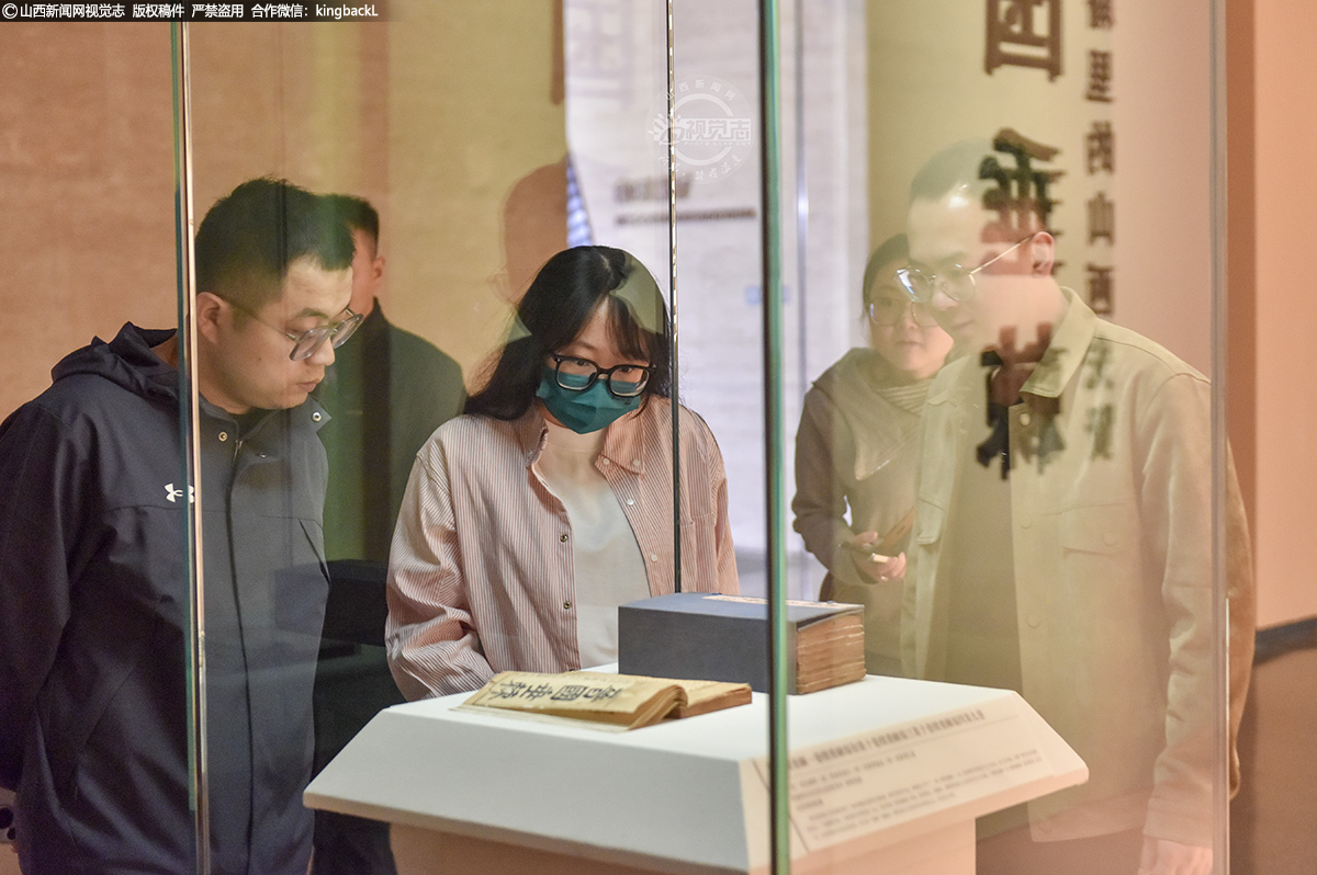      开展以后，市民们纷纷走进展厅，漫步在古籍的世界中。他们或驻足凝视，沉浸在古籍所承载的历史文化中；或轻声交流，分享着自己的感受和见解。这一刻，古籍不再是冰冷的文物，而是成为了连接古今的纽带，让观众在书香中感受到了传统文化的魅力。