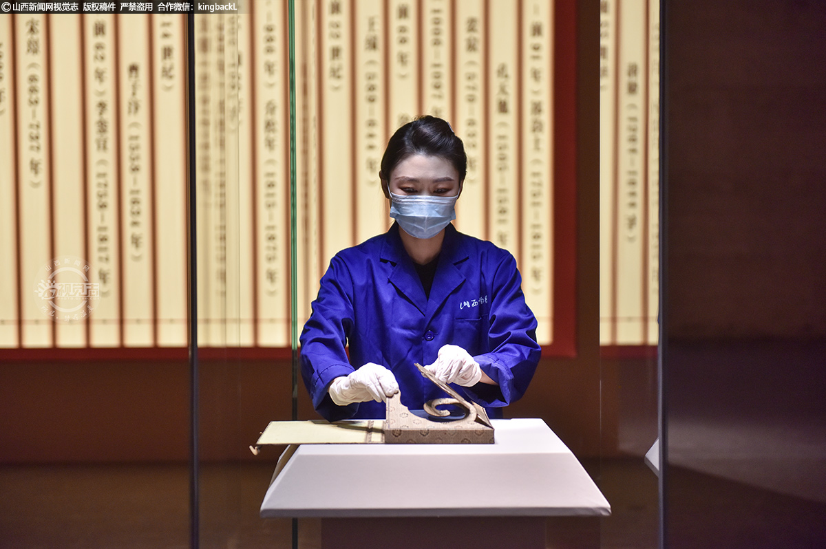      这场古籍专题展如同一扇窗，透过浩如烟海的典籍，让人们共同触摸中华文明的厚重与脉动。而筹备过程中的每一个瞬间，都成为了这场文化盛宴背后最动人的故事，见证着文化传承者的坚守与付出。她们用专业和热情，让古籍焕发出新的生机与活力，为传承和弘扬中华优秀传统文化贡献着自己的力量。