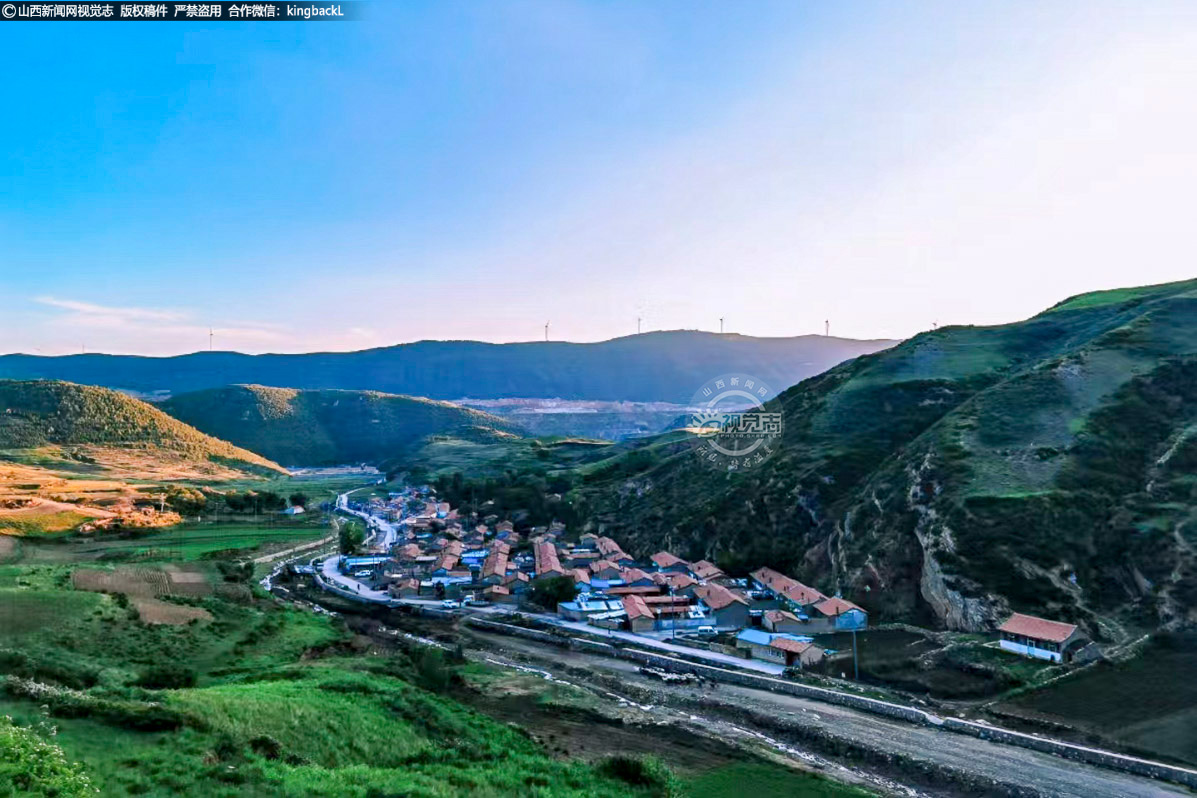      浑源县大仁庄乡清水沟村，位于浑源县城东南山区，距离县中心近35公里。全村254户762人，常住人口78户152人。2016年实现整村脱贫，全村面积12.16平方公里，耕地1725亩、林地1600亩。