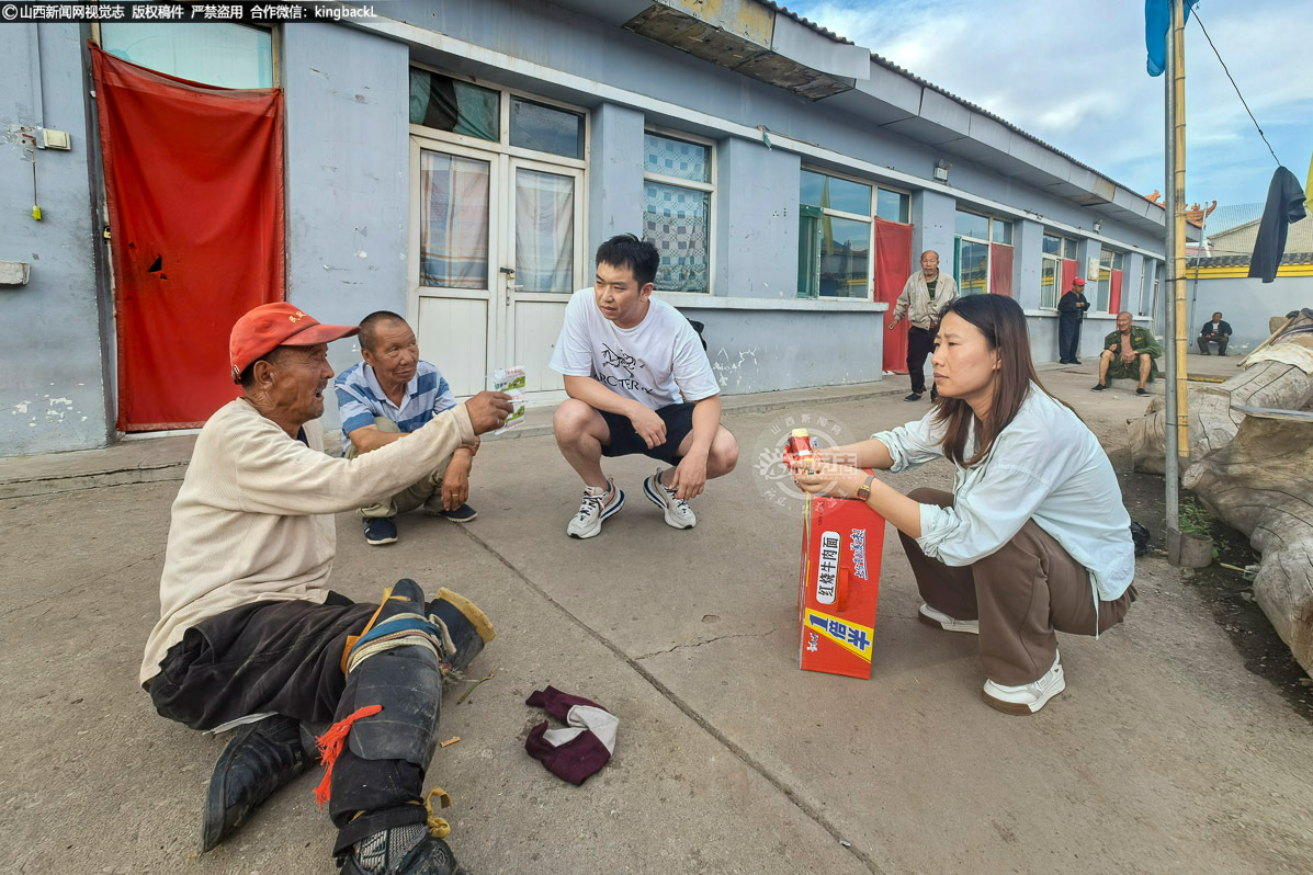      村民范二小天生聋哑，因车祸又落下腿部残疾无法站立，工作队依据规定将其认定为五保户，享受相关兜底政策。2023年底考虑到范二小无劳动能力和生活能力，将其送入隔壁张庄养老院，三名队员定期自费前去探望，帮助范二小换洗衣服被褥，送吃送喝，定期和养老院院长了解范二小的情况，持续关注和跟进，不将人一送了之。