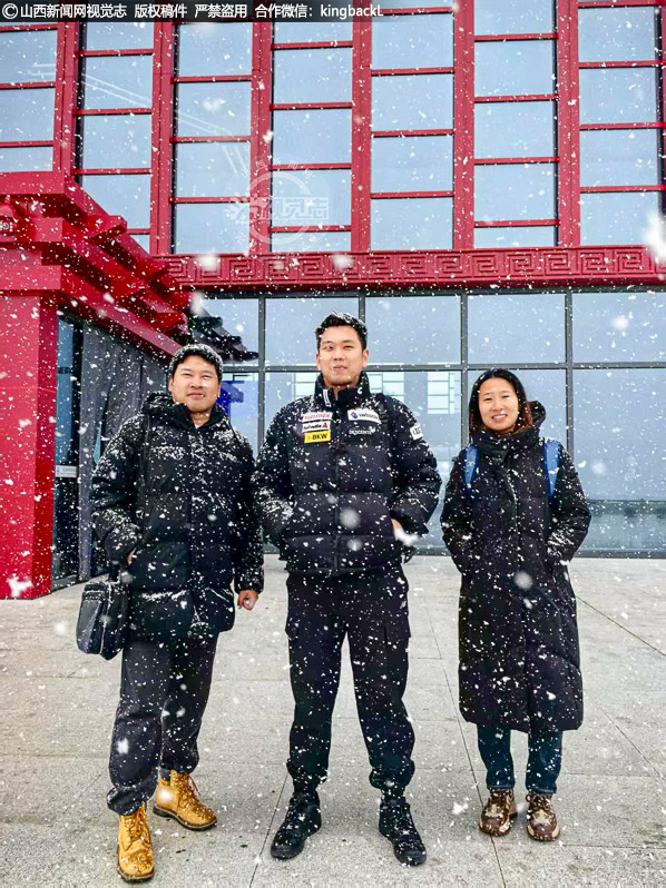      图片中的三人是山西省高级人民法院驻浑源县清水沟村工作队员。2023年5月省法院驻村工作队轮换之际，老队员法警总队霍景涛（中）主动提出留任，刑一庭解嘉斌（左）、知产庭靳晶晶（右）主动报名参加乡村振兴，这支年轻的“90后”驻村工作队在海拔1700米的恒山腹地清水沟村得以组建一干就是整整两年。三位年轻人扎根基层，用脚步丈量田间地头，用行动回应民生需求，在这里蜕变成长为新时代乡村振兴的“青春引擎”。（■山西新闻网记者：苏航）