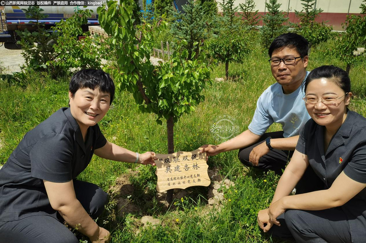      驻村队员解嘉斌，省法院刑一庭法官助理，曾在中海油服工作，出过海、开过轮船，也在电力设计院做过法务。从万吨巨轮的甲板到庄严的审判岗位，那些独立掌舵的深夜星光，那些埋首案卷的晨昏流转，都成了滋养此刻的养分。他不忘初心使命，牢记共产党员的责任，主动报名参与乡村振兴，不怕苦、不怕累，负责队内外勤和宣传工作，是村民口中的“解队”。图为双联双促活动，诉服中心和驻村工作队共同种下杏树。
