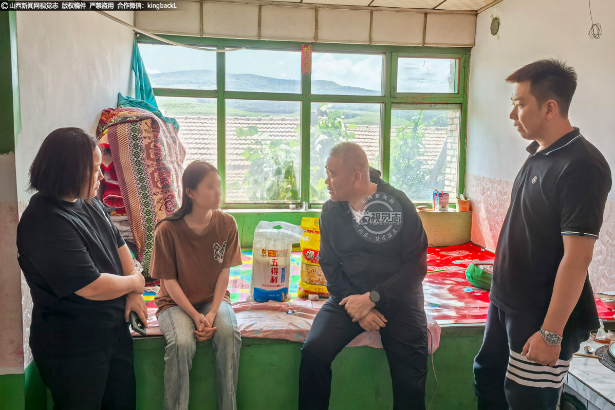      村中一位女孩自幼丧父，与奶奶相依为命，生活颇为不易。驻村队员了解到这一情况后，多次上门走访帮助解决困难，发动院内干警捐助资金解决上学问题，闲暇时间自费购买生活用品、食品驱车探望，队员也和学校积极联系了解其思想动态。2024年8月该女孩从中专毕业后，大家勉励她继续升学，经过高考顺利升入山西国际商务职业学院学习。